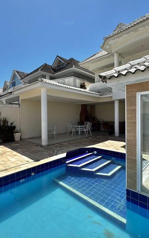 Casa de condomínio à venda com 290m², 6 quartos e 2 vagas Casa de condomínio à venda com 290m², 6 quartos e 2 vagasÁrea externa