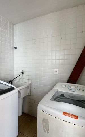 Casa de condomínio à venda com 290m², 6 quartos e 2 vagas Casa de condomínio à venda com 290m², 6 quartos e 2 vagasÁrea de Serviço