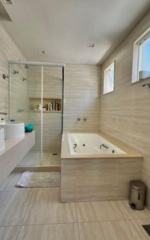 Casa de condomínio à venda com 290m², 6 quartos e 2 vagas Casa de condomínio à venda com 290m², 6 quartos e 2 vagasSuite 1 - Banheiro