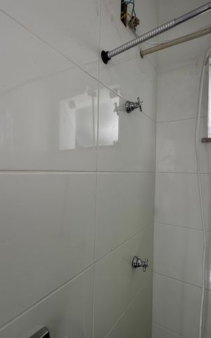 Casa de condomínio à venda com 290m², 6 quartos e 2 vagas Casa de condomínio à venda com 290m², 6 quartos e 2 vagasÁrea de Serviço - Banheiro