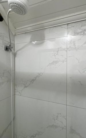 Casa de condomínio à venda com 290m², 6 quartos e 2 vagas Casa de condomínio à venda com 290m², 6 quartos e 2 vagasBanheiro
