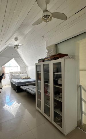 Casa de condomínio à venda com 290m², 6 quartos e 2 vagas Casa de condomínio à venda com 290m², 6 quartos e 2 vagasSótão