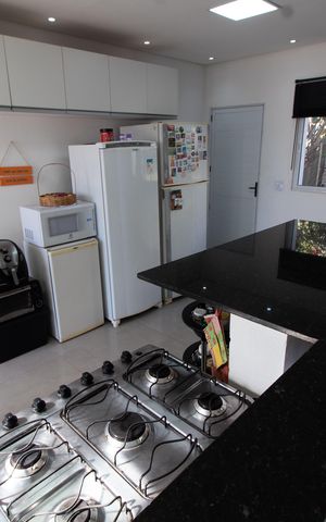 Casa à venda com 200m², 3 quartos e 4 vagas Casa à venda com 200m², 3 quartos e 4 vagasCOZINHA