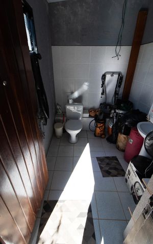 Casa à venda com 200m², 3 quartos e 4 vagas Casa à venda com 200m², 3 quartos e 4 vagasBANHEIRO ÁREA EXTERNA FUNDOS
