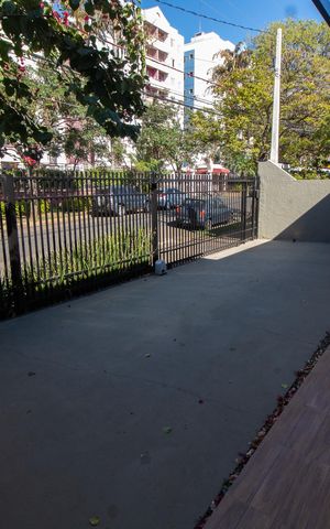 Casa à venda com 200m², 3 quartos e 4 vagas Casa à venda com 200m², 3 quartos e 4 vagasÁREA EXTERNA FRENTE