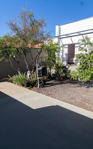 Casa à venda com 200m², 3 quartos e 4 vagas Casa à venda com 200m², 3 quartos e 4 vagasÁREA EXTERNA FUNDOS