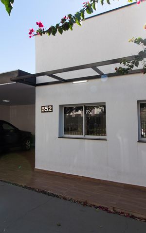 Casa à venda com 200m², 3 quartos e 4 vagas Casa à venda com 200m², 3 quartos e 4 vagasÁREA EXTERNA FRENTE