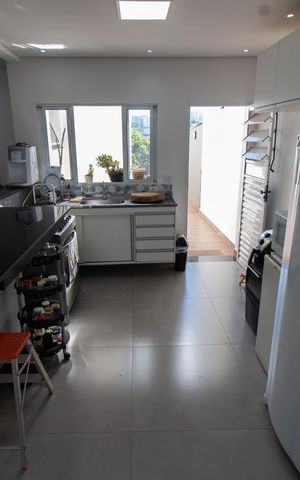 Casa à venda com 200m², 3 quartos e 4 vagas Casa à venda com 200m², 3 quartos e 4 vagasCOZINHA