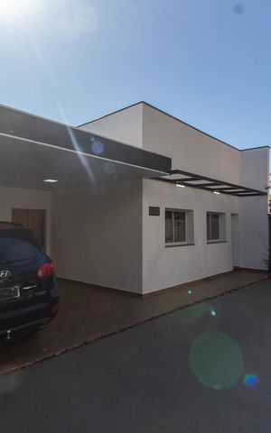 Casa à venda com 200m², 3 quartos e 4 vagas Casa à venda com 200m², 3 quartos e 4 vagasÁREA EXTERNA FRENTE