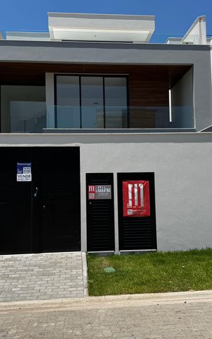 Casa de condomínio à venda com 230m², 3 quartos e 1 vaga Casa de condomínio à venda com 230m², 3 quartos e 1 vagaFachada