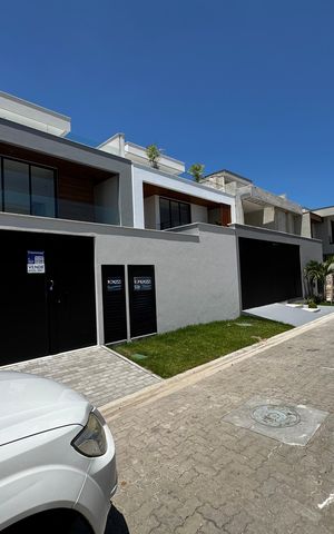 Casa de condomínio à venda com 230m², 3 quartos e 1 vaga Casa de condomínio à venda com 230m², 3 quartos e 1 vagaFachada