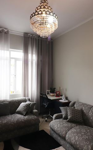 Casa à venda com 140m², 2 quartos e 2 vagasSala