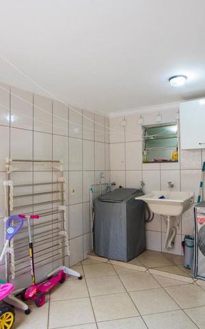 Casa à venda com 215m², 3 quartos e 2 vagas Casa à venda com 215m², 3 quartos e 2 vagasÁrea de serviço