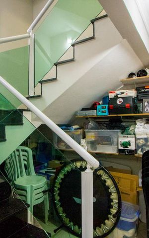 Casa à venda com 215m², 3 quartos e 2 vagas Casa à venda com 215m², 3 quartos e 2 vagasEscadas
