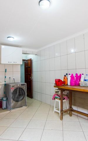 Casa à venda com 215m², 3 quartos e 2 vagas Casa à venda com 215m², 3 quartos e 2 vagasÁrea de serviço