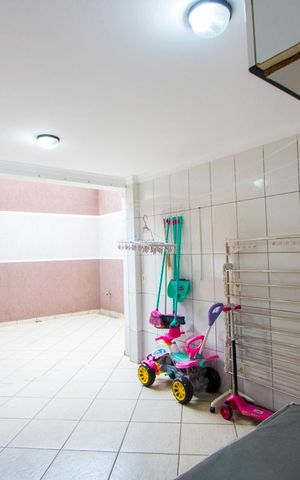 Casa à venda com 215m², 3 quartos e 2 vagas Casa à venda com 215m², 3 quartos e 2 vagasÁrea de serviço