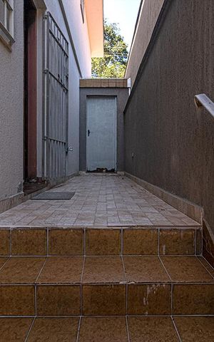 Casa à venda com 150m², 3 quartos e 2 vagas Casa à venda com 150m², 3 quartos e 2 vagascorredor e acesso para garagem e área de serviço_1