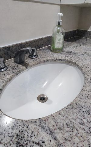 Casa de condomínio à venda com 220m², 3 quartos e 2 vagas Casa de condomínio à venda com 220m², 3 quartos e 2 vagasBanheiro da Suíte 1