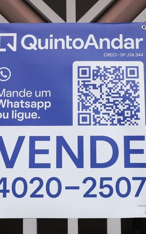 Casa à venda com 80m², 2 quartos e 1 vagaPlaca grande instalada no portão do imóvel - Código do imóvel VGEF-693