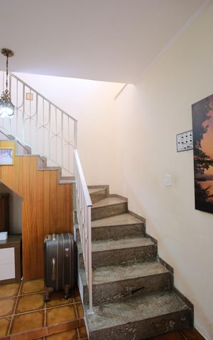 Casa para alugar com 235m², 3 quartos e 4 vagasEscada