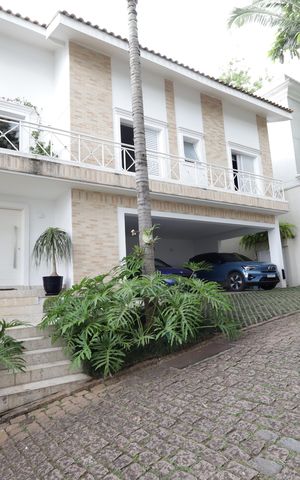 Casa de condomínio à venda com 420m², 4 quartos e 7 vagasFachada