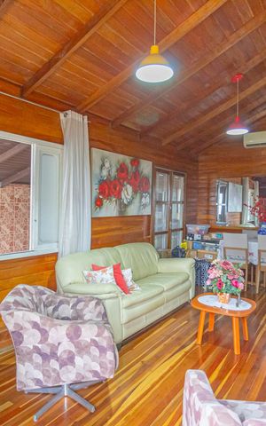 Casa à venda com 100m², 2 quartos e 3 vagas Casa à venda com 100m², 2 quartos e 3 vagasSala