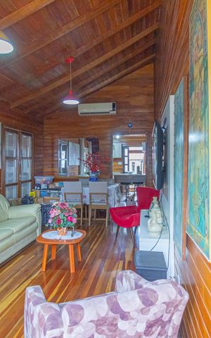 Casa à venda com 100m², 2 quartos e 3 vagas Casa à venda com 100m², 2 quartos e 3 vagasSala
