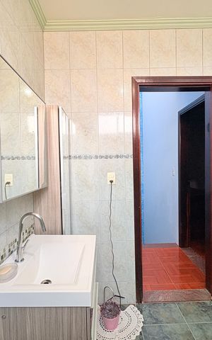 Casa à venda com 200m², 3 quartos e 2 vagasBanheiro Social (piso superior)