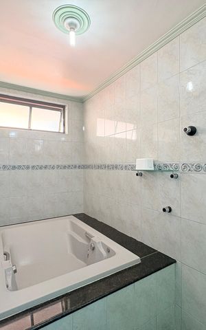 Casa à venda com 200m², 3 quartos e 2 vagasBanheiro da Suíte