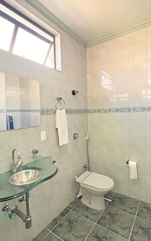Casa à venda com 200m², 3 quartos e 2 vagasBanheiro da Suíte