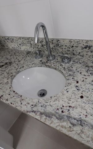 Apartamento à venda com 55m², 2 quartos e 2 vagasBanheiro da Suíte - Pia