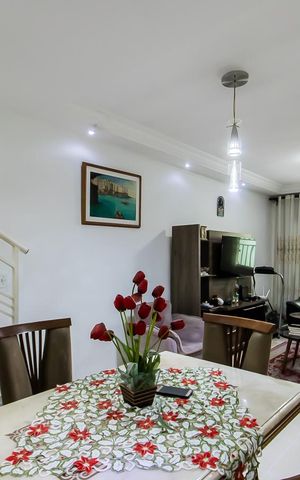 Casa à venda com 102m², 3 quartos e 2 vagas Casa à venda com 102m², 3 quartos e 2 vagasSala
