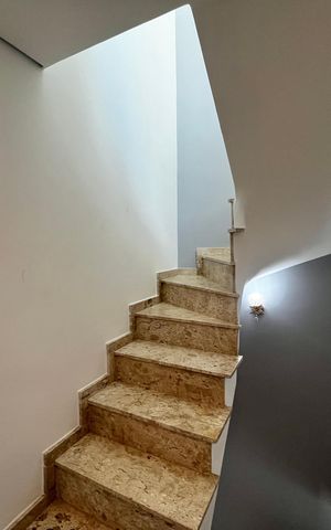 Casa de condomínio para alugar com 150m², 3 quartos e 2 vagas Casa de condomínio para alugar com 150m², 3 quartos e 2 vagasEscada