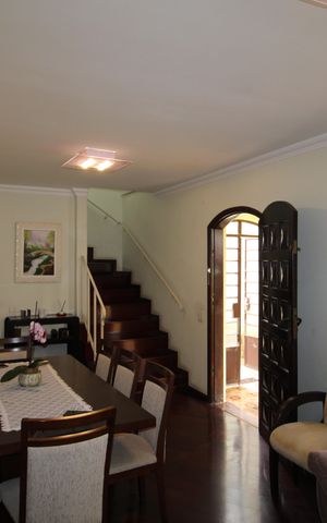 Casa à venda com 150m², 3 quartos e 2 vagasSala