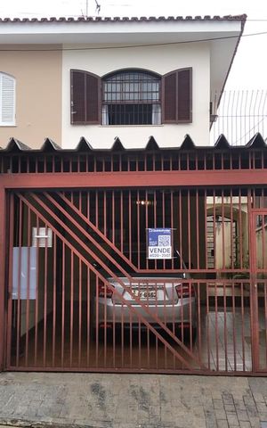 Casa à venda com 150m², 3 quartos e 2 vagas Casa à venda com 150m², 3 quartos e 2 vagasFachada