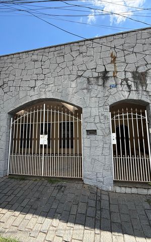 Casa para alugar com 339m², 3 quartos e 3 vagas Casa para alugar com 339m², 3 quartos e 3 vagasFachada