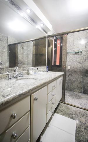 Apartamento à venda com 198m², 3 quartos e 4 vagasBanheiro da Suíte 2