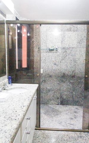 Apartamento à venda com 198m², 3 quartos e 4 vagasBanheiro da Suíte 2
