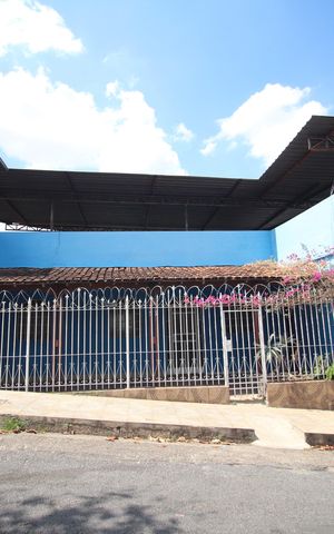 Casa à venda com 320m², 3 quartos e 3 vagasFachada