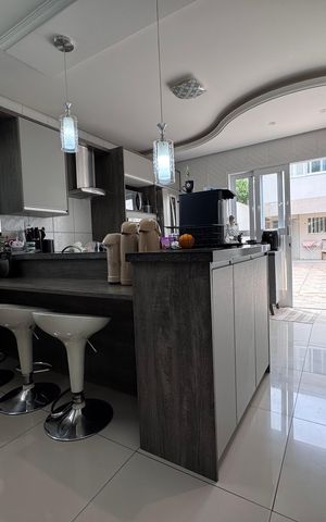 Casa à venda com 262m², 4 quartos e 3 vagas Casa à venda com 262m², 4 quartos e 3 vagasCozinha