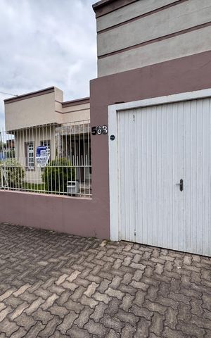 Casa à venda com 262m², 4 quartos e 3 vagas Casa à venda com 262m², 4 quartos e 3 vagasPlaca fachada FBJG-211