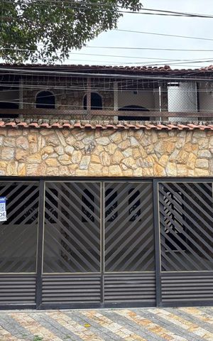 Casa à venda com 201m², 3 quartos e 3 vagas Casa à venda com 201m², 3 quartos e 3 vagasFachada