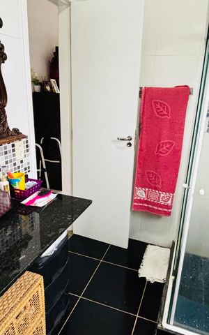 Casa de condomínio para alugar com 196m², 5 quartos e 8 vagas Casa de condomínio para alugar com 196m², 5 quartos e 8 vagasBanheiro da Suíte