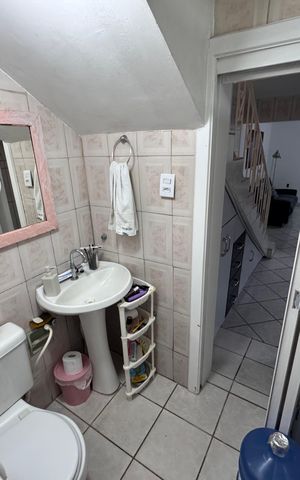 Casa para alugar com 150m², 2 quartos e 2 vagas Casa para alugar com 150m², 2 quartos e 2 vagasBanheiro