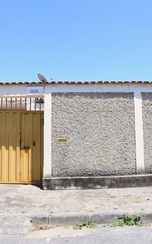 Casa à venda com 360m², 2 quartos e 2 vagas Casa à venda com 360m², 2 quartos e 2 vagasFachada