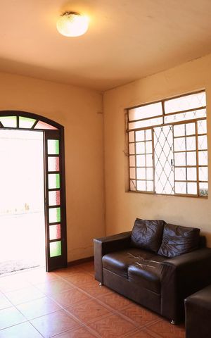 Casa à venda com 360m², 2 quartos e 2 vagas Casa à venda com 360m², 2 quartos e 2 vagasSala