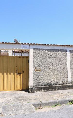 Casa à venda com 360m², 2 quartos e 2 vagas Casa à venda com 360m², 2 quartos e 2 vagasFachada