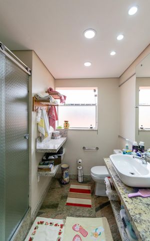 Casa à venda com 300m², 10 quartos e 2 vagas Casa à venda com 300m², 10 quartos e 2 vagasBanheiro da Suíte 1