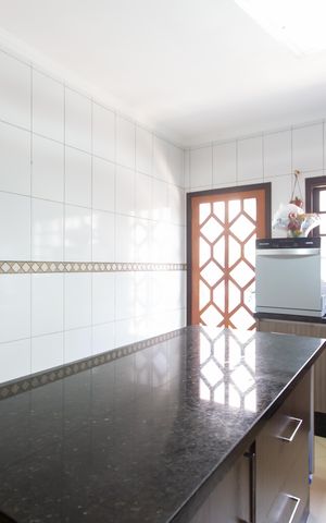 Casa à venda com 100m², 2 quartos e 2 vagas Casa à venda com 100m², 2 quartos e 2 vagasCozinha