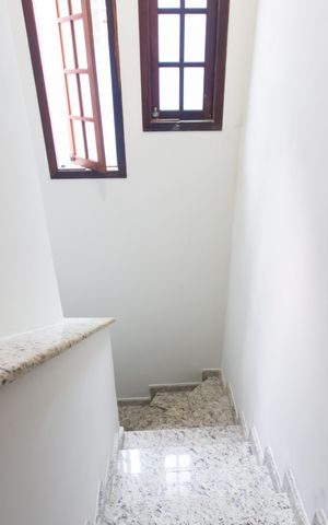 Casa à venda com 100m², 2 quartos e 2 vagas Casa à venda com 100m², 2 quartos e 2 vagasEscada